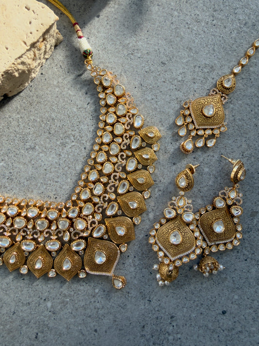 YUMI NECKLACE SET WITH TIKKA