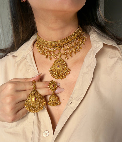 AASHII NECKLACE SET WITH TIKKA