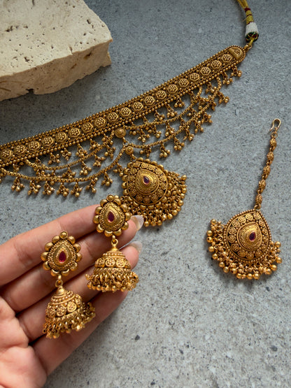 AASHII NECKLACE SET WITH TIKKA