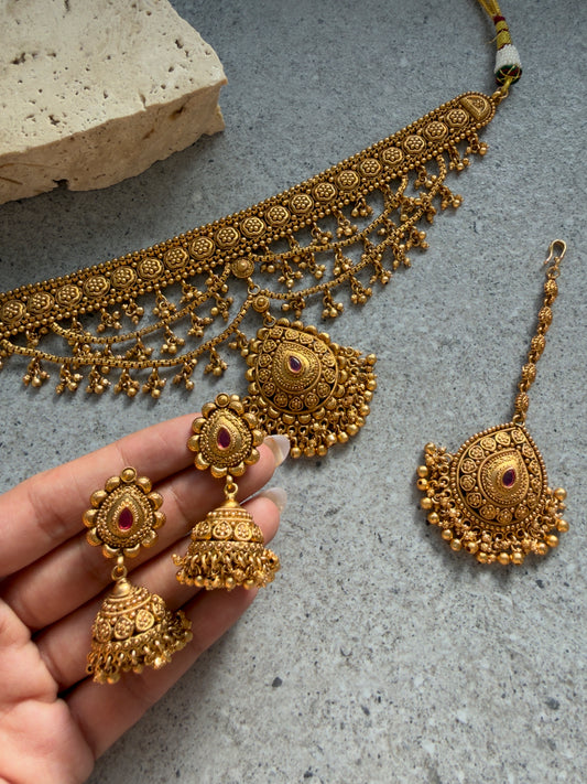 AASHII NECKLACE SET WITH TIKKA