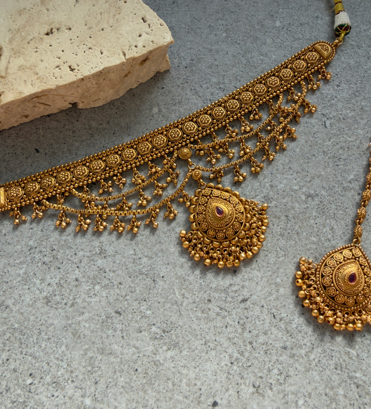 AASHII NECKLACE SET WITH TIKKA