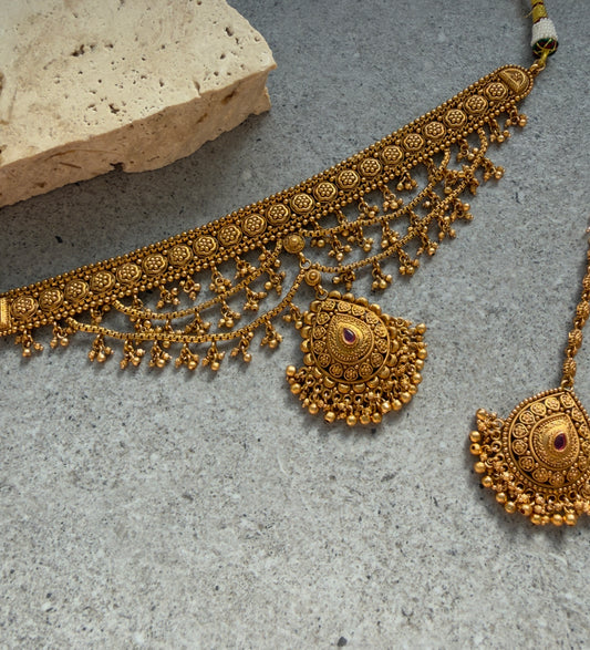 AASHII NECKLACE SET WITH TIKKA