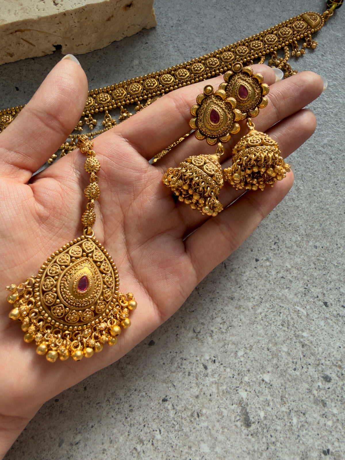 AASHII NECKLACE SET WITH TIKKA
