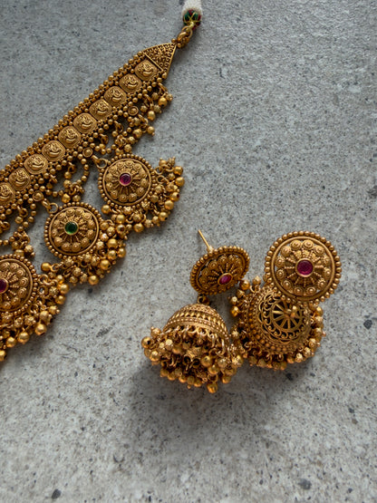 ADIRA NECKLACE SET WITH TIKKA