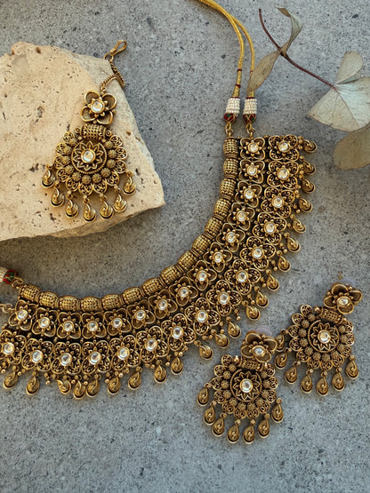 SANA NECKLACE SET WITH TIKKA