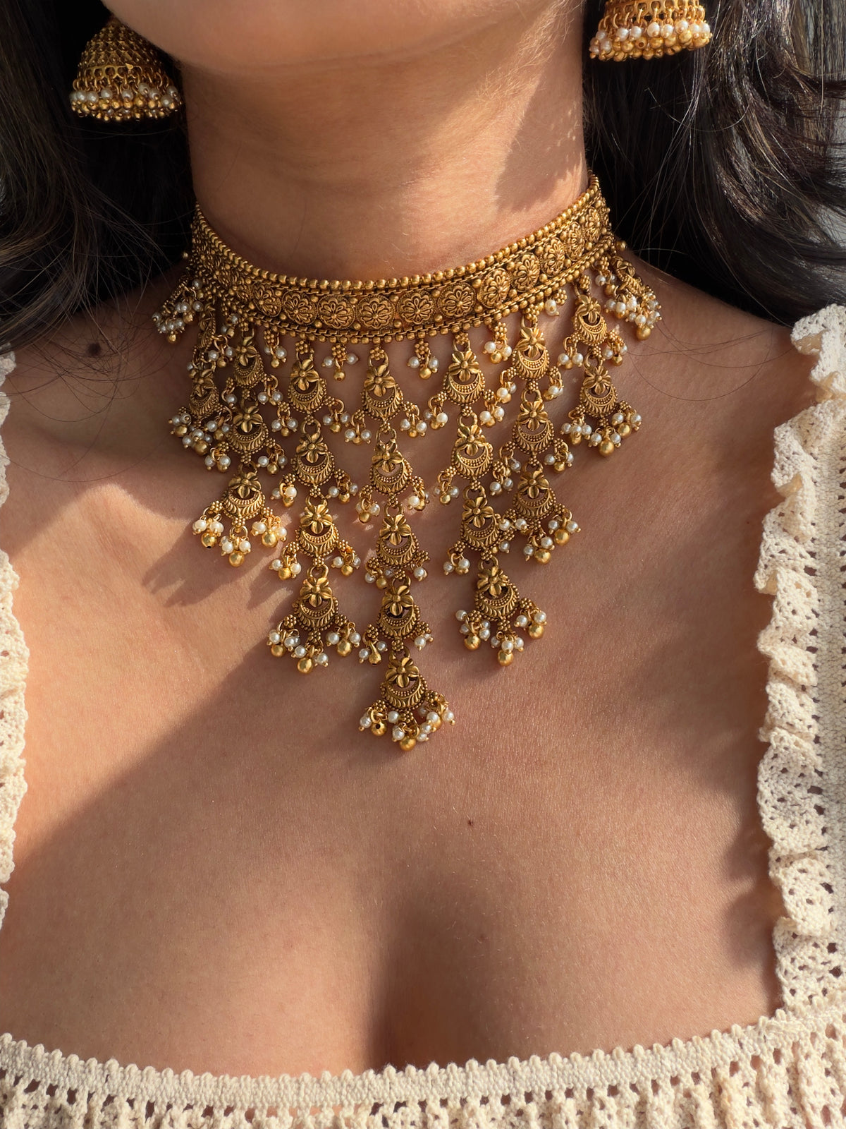 ESHVI CHOKER SET WITH TIKKA