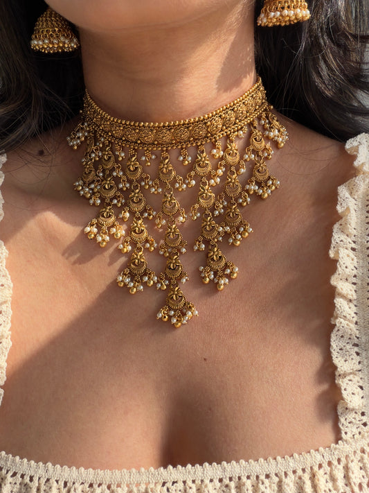 ESHVI CHOKER SET WITH TIKKA