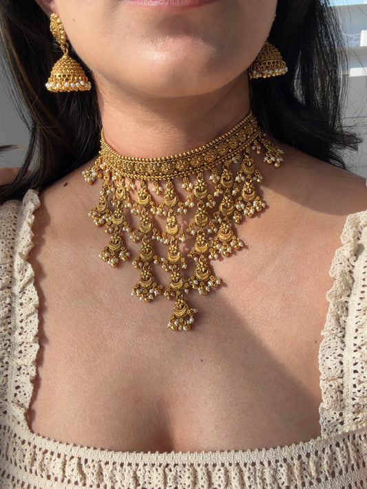 ESHVI CHOKER SET WITH TIKKA