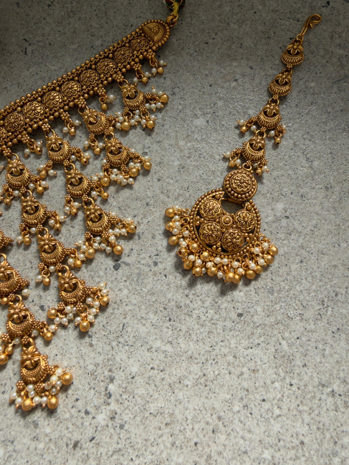 ESHVI CHOKER SET WITH TIKKA